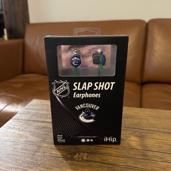 Canucks earphones - Picture 1 of 5